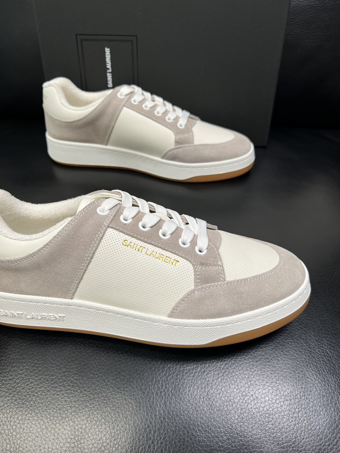 SAINT LAURENT 高品质 顶级工艺品 圣罗兰 专柜同步发售原厂配置，意大利进口牛皮面料，全进口