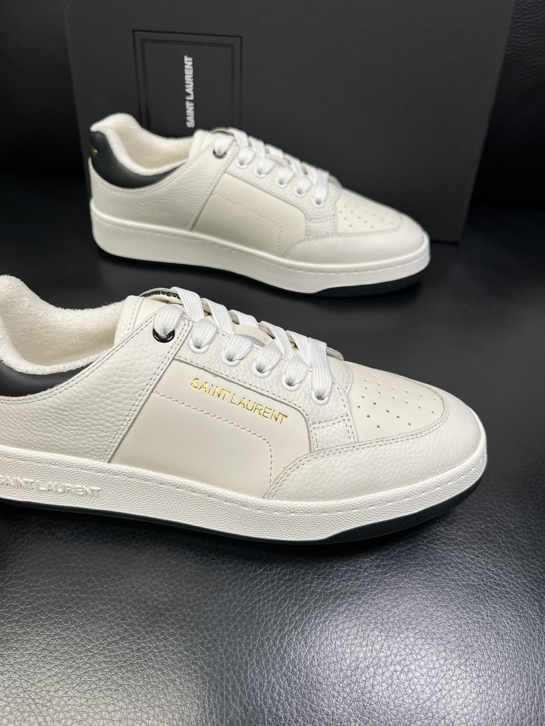 SAINT LAURENT 高品质 顶级工艺品 圣罗兰 专柜同步发售原厂配置，意大利进口牛皮面料，全进口