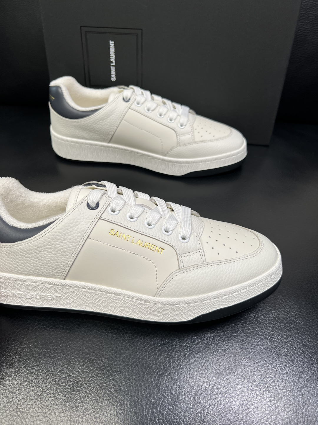 SAINT LAURENT 高品质 顶级工艺品 圣罗兰 专柜同步发售原厂配置，意大利进口牛皮面料，全进口