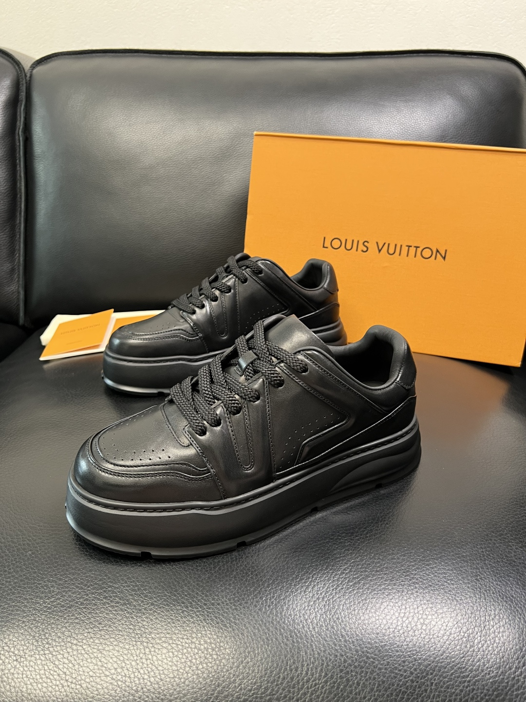 Lv 高品质 顶级工艺品 路易威登，运动板鞋专柜同步，鞋面意大利进口，高品质拼接缤纷色彩复杂工艺品，进口