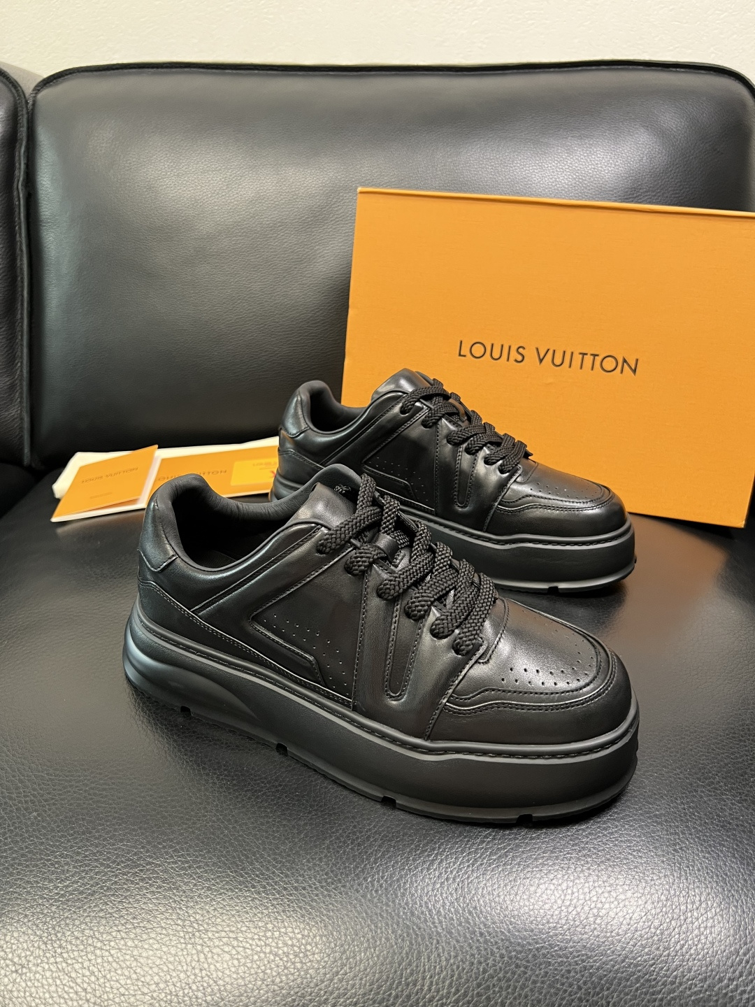 Lv 高品质 顶级工艺品 路易威登，运动板鞋专柜同步，鞋面意大利进口，高品质拼接缤纷色彩复杂工艺品，进口