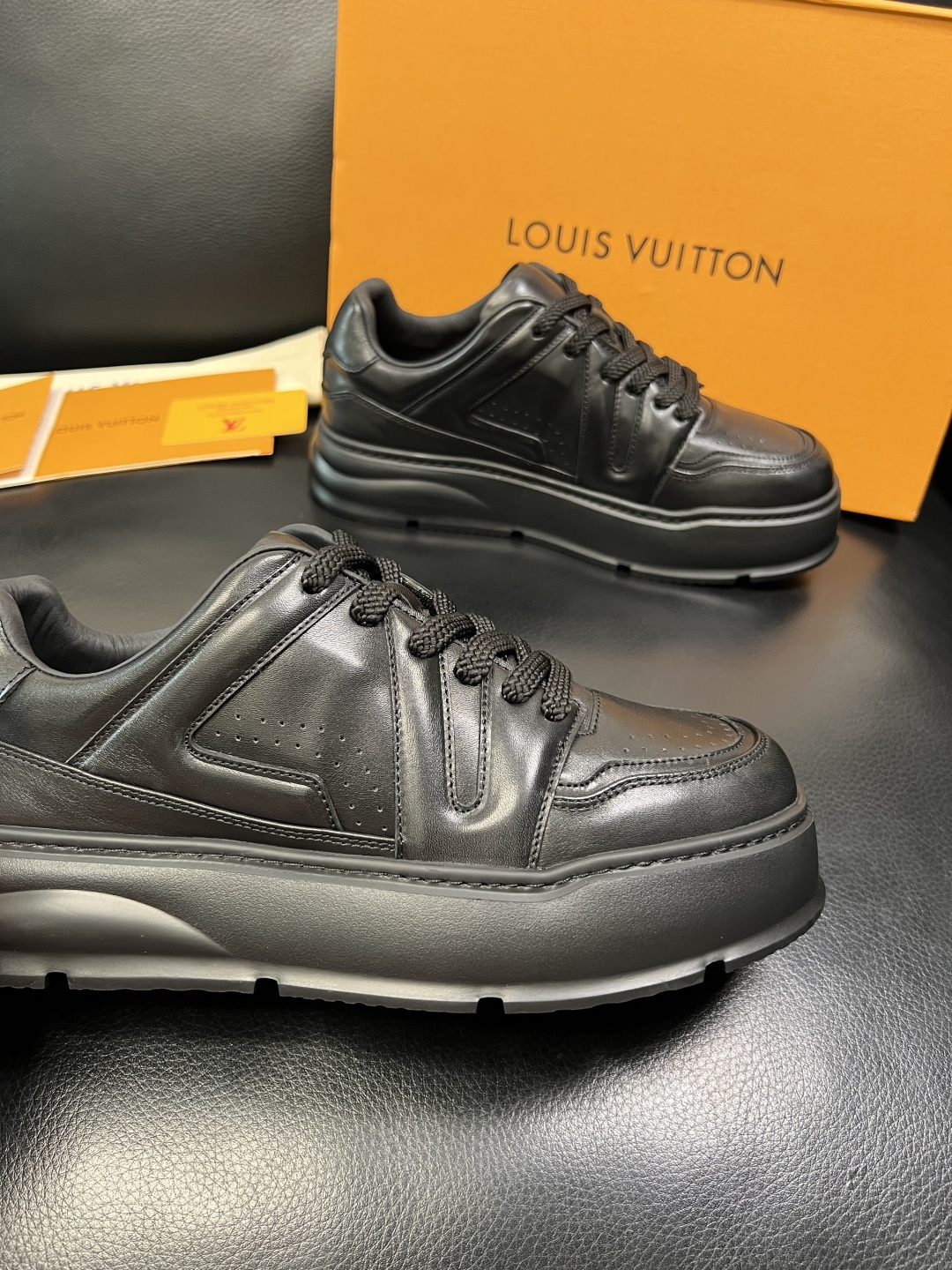 Lv 高品质 顶级工艺品 路易威登，运动板鞋专柜同步，鞋面意大利进口，高品质拼接缤纷色彩复杂工艺品，进口