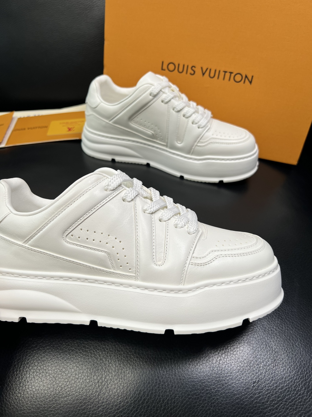 Lv 高品质 顶级工艺品 路易威登，运动板鞋专柜同步，鞋面意大利进口，高品质拼接缤纷色彩复杂工艺品，进口