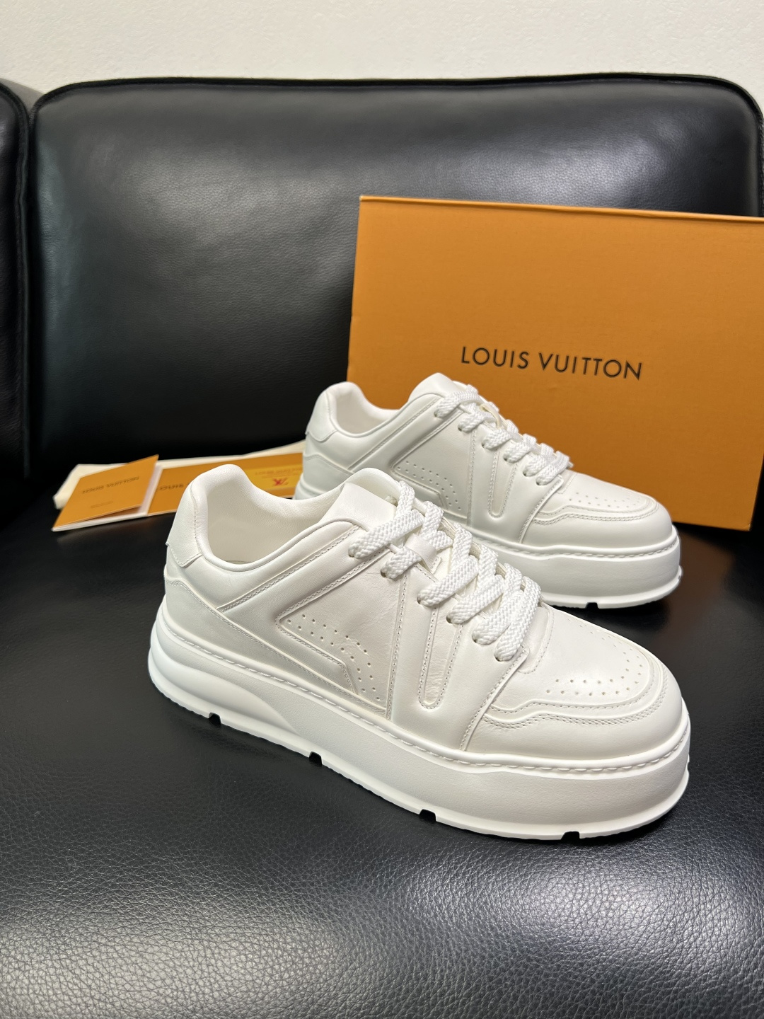 Lv 高品质 顶级工艺品 路易威登，运动板鞋专柜同步，鞋面意大利进口，高品质拼接缤纷色彩复杂工艺品，进口