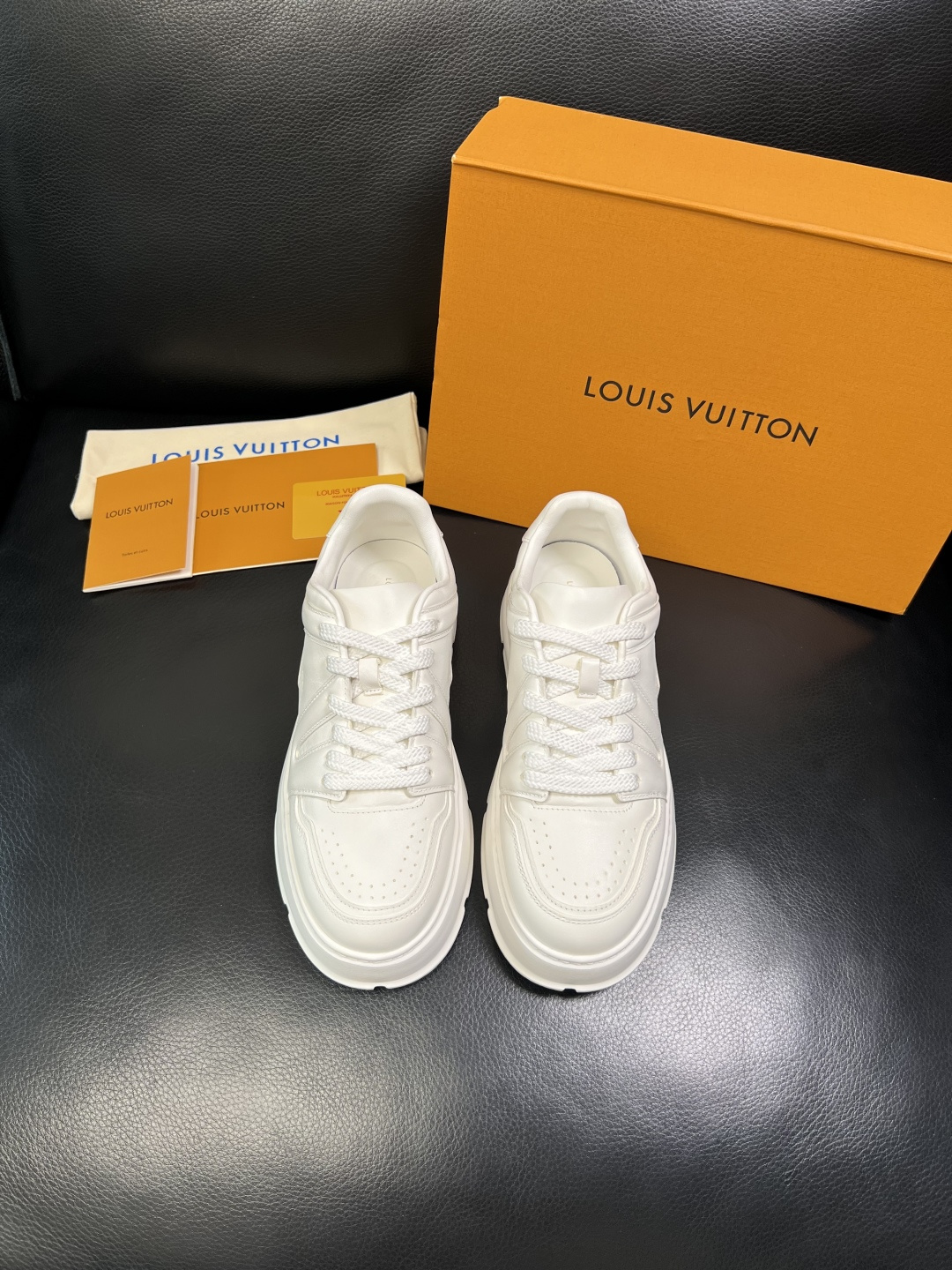 Lv 高品质 顶级工艺品 路易威登，运动板鞋专柜同步，鞋面意大利进口，高品质拼接缤纷色彩复杂工艺品，进口