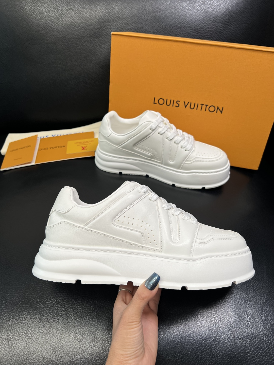 Lv 高品质 顶级工艺品 路易威登，运动板鞋专柜同步，鞋面意大利进口，高品质拼接缤纷色彩复杂工艺品，进口