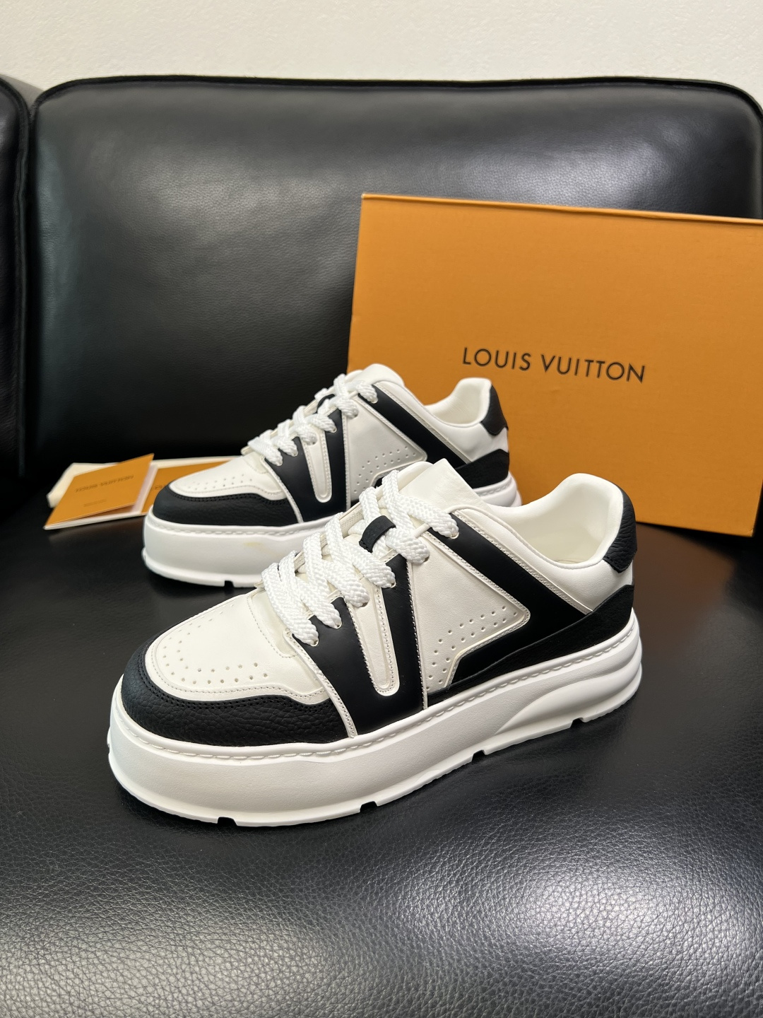 Lv 高品质 顶级工艺品 路易威登，运动板鞋专柜同步，鞋面意大利进口，高品质拼接缤纷色彩复杂工艺品，进口