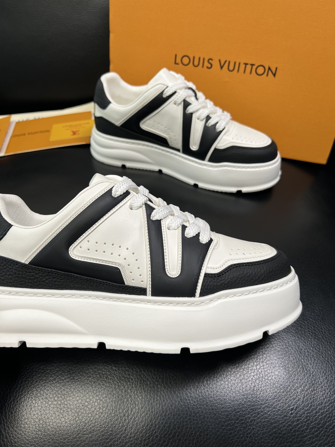 Lv 高品质 顶级工艺品 路易威登，运动板鞋专柜同步，鞋面意大利进口，高品质拼接缤纷色彩复杂工艺品，进口