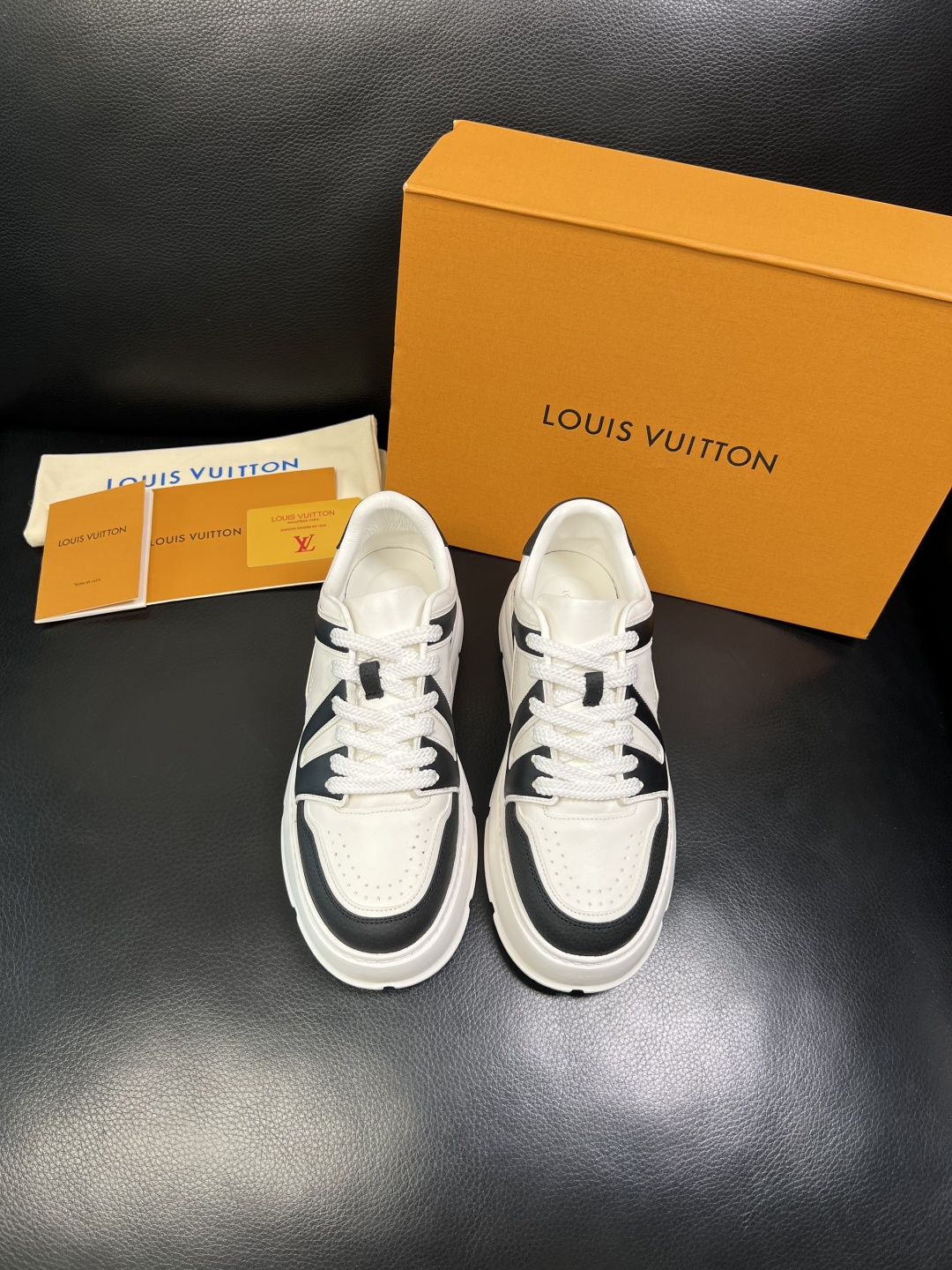 Lv 高品质 顶级工艺品 路易威登，运动板鞋专柜同步，鞋面意大利进口，高品质拼接缤纷色彩复杂工艺品，进口