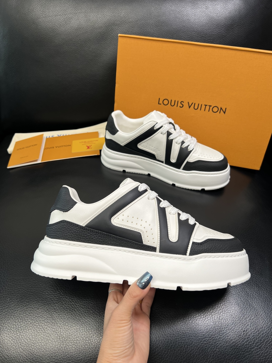 Lv 高品质 顶级工艺品 路易威登，运动板鞋专柜同步，鞋面意大利进口，高品质拼接缤纷色彩复杂工艺品，进口