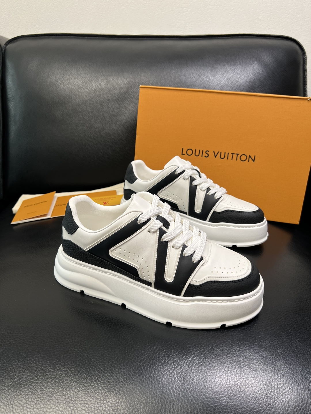 Lv 高品质 顶级工艺品 路易威登，运动板鞋专柜同步，鞋面意大利进口，高品质拼接缤纷色彩复杂工艺品，进口