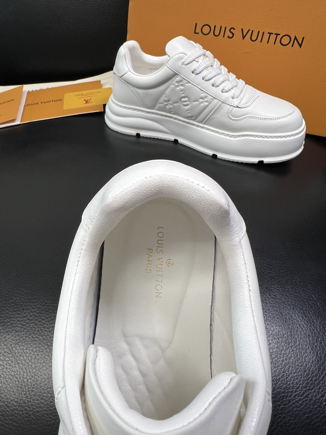 Lv 高品质 顶级工艺品 路易威登，运动板鞋专柜同步，鞋面意大利进口，高品质拼接缤纷色彩复杂工艺品，进口