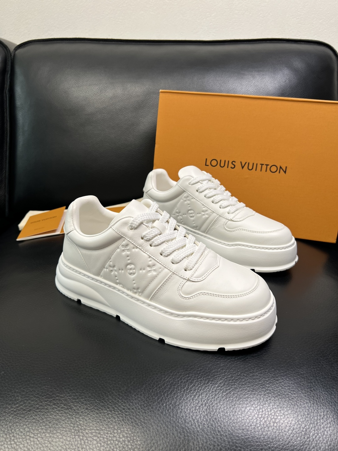 NO:588236,Lv high-quality top crafts Louis Vuitton, sports sneakers counter synchronization, uppers imported from Italy, high-quality splicing colorful complex crafts, imported water-dyed cow lining soft and comfortable, original soles specially provided by the original factory, TPU exclusive movable molded soles super comfortable, original factory single goods, code number 39-44 (customized 38 45), louis vuitton, louis vuitton19860909Lv 高品质 顶级工艺品 路易威登,运动板鞋专柜同步,鞋面意大利进口,高品质拼接缤纷色彩复杂工艺品,进口水染牛里垫柔软舒适,鞋底原厂特供原版底,TPU独家活动成型底超级舒适,原厂跟单货,码数 39-44（订做38 45）,,louis vuitton,louis vuitton,Men's shoes