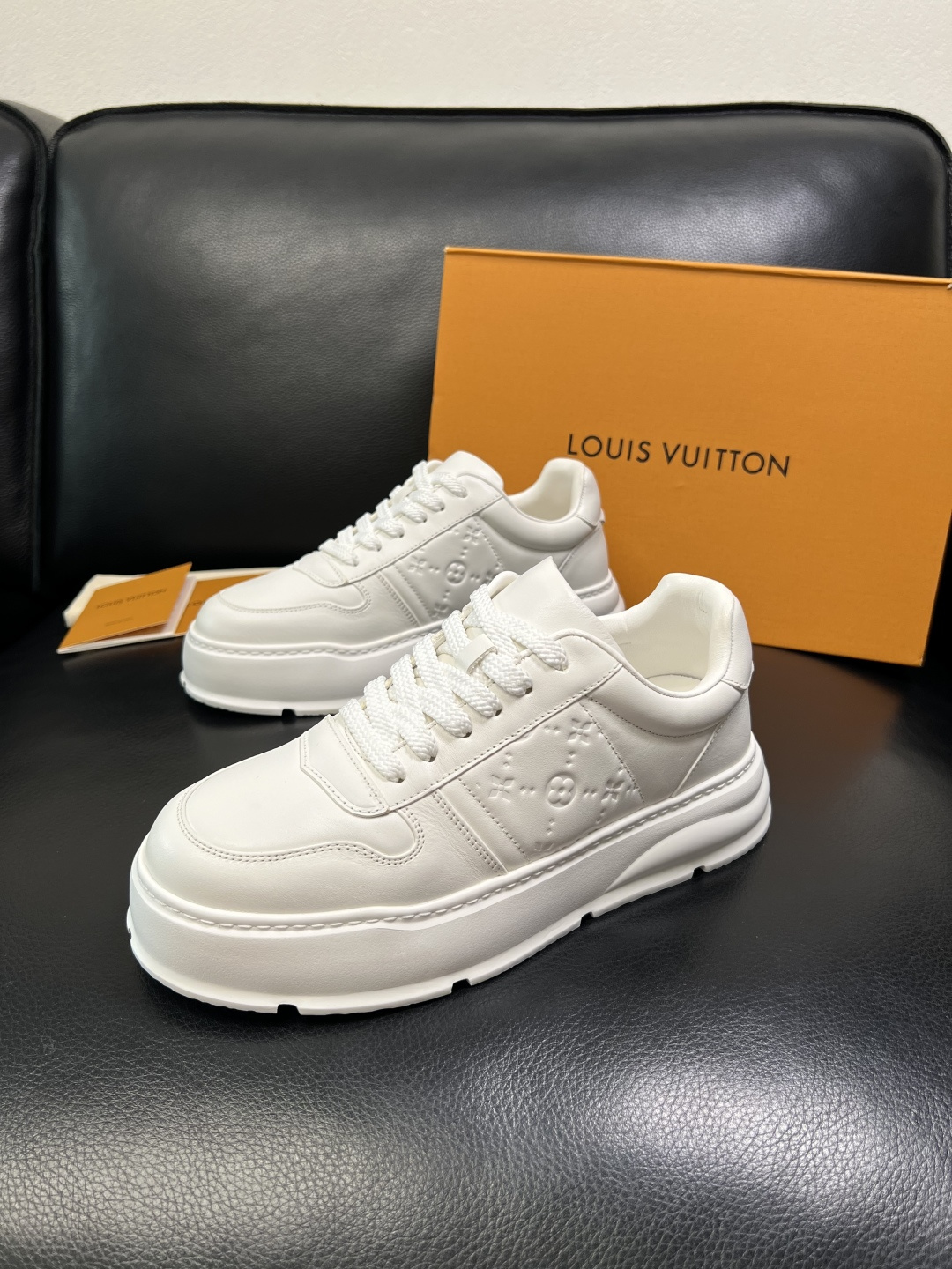 Lv 高品质 顶级工艺品 路易威登，运动板鞋专柜同步，鞋面意大利进口，高品质拼接缤纷色彩复杂工艺品，进口