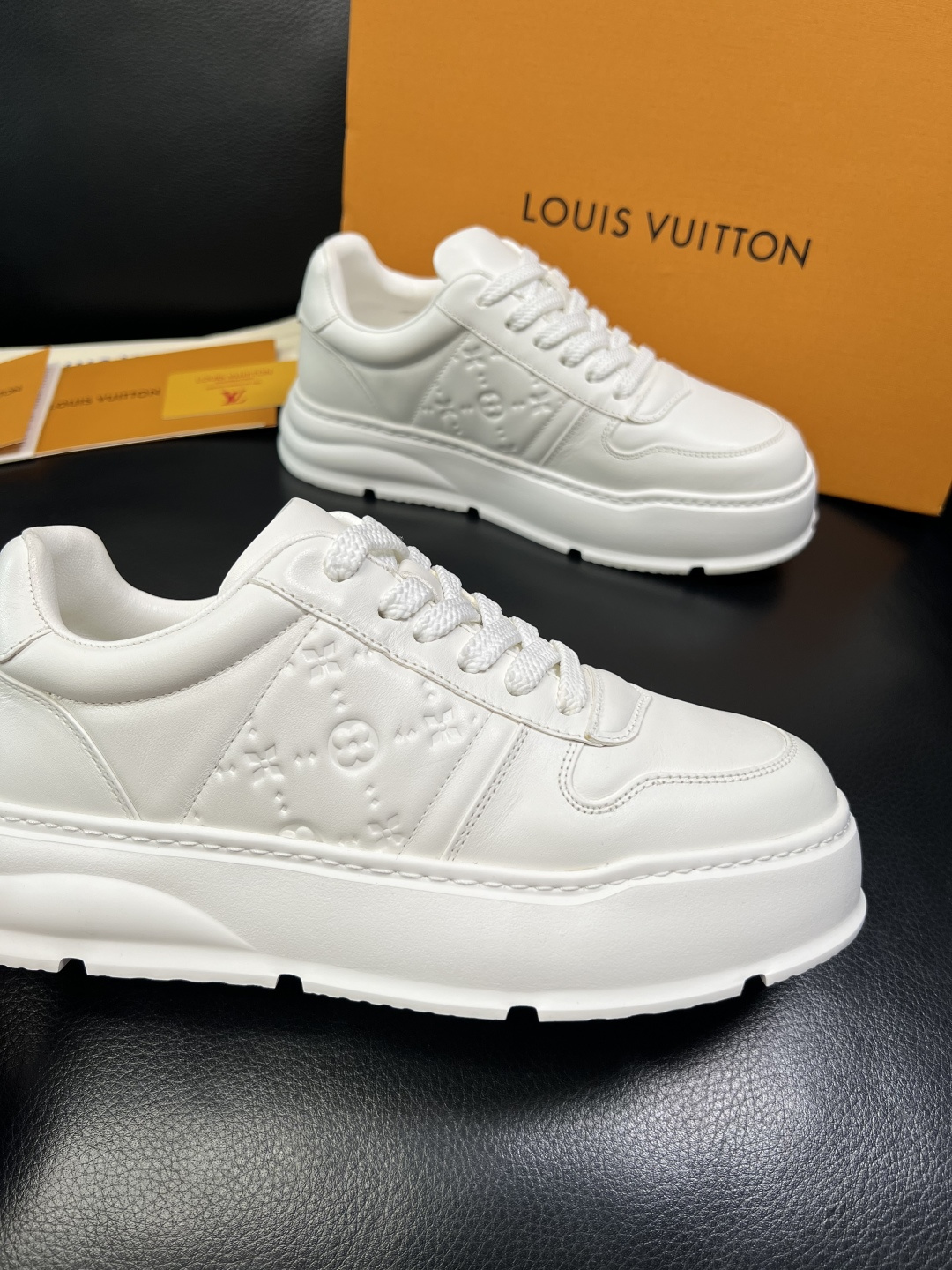 Lv 高品质 顶级工艺品 路易威登，运动板鞋专柜同步，鞋面意大利进口，高品质拼接缤纷色彩复杂工艺品，进口