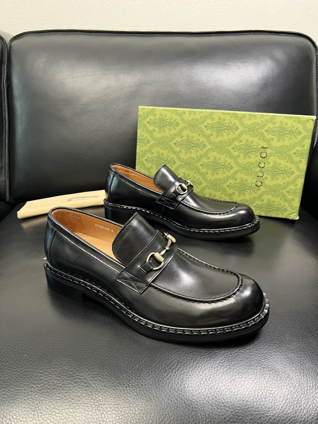 NO:588427,Gucci high-quality top crafts Gucci leather shoes series counter synchronization, original factory configuration, original cowhide imported from Italy, imported water-dyed cowhide, soles specially provided by the original factory and super comfortable, original factory and single goods high quality, welcome to compare and synchronize with the counter, code number 39-44 (customized 38 45 46), gucci, cowhide19860909Gucci 高品质 顶级工艺品 古奇 皮鞋系列专柜同步 原厂配置,意大利进口原版牛皮,进口水染牛里 ,鞋底原厂特供原版底超级舒适,原厂跟单货 高品质,欢迎对比专柜同步,码数 39-44（订做38 45 46）,,gucci,cowhide,Men's shoes