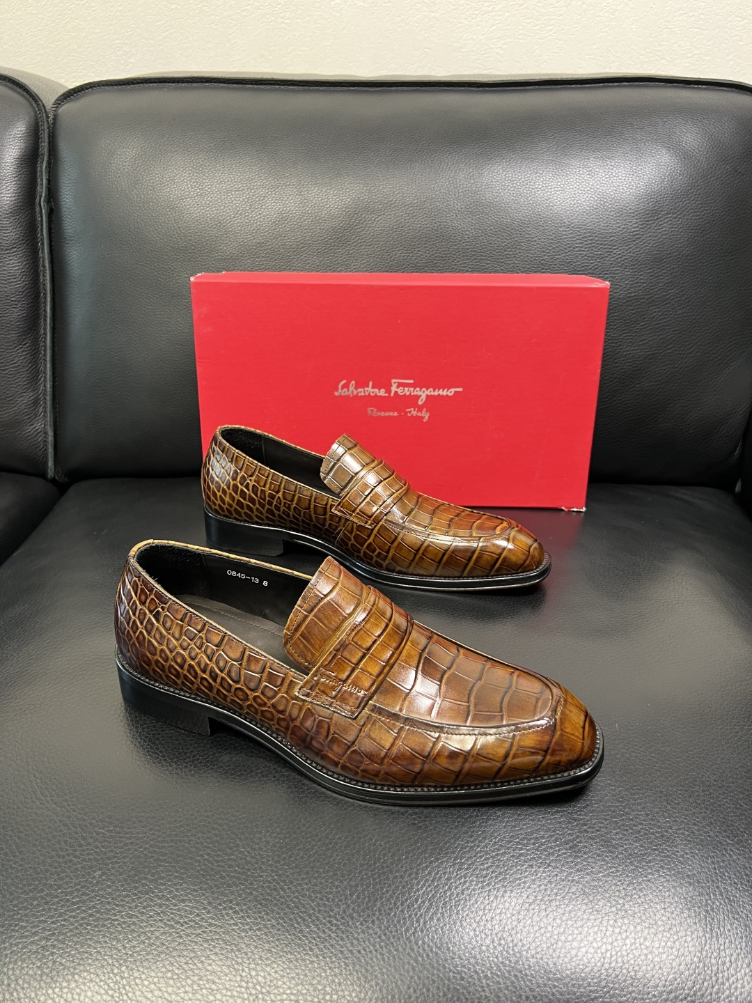 NO:588432,Ferragamo high-quality top craftsmanship Ferragamo leather shoes are sold simultaneously at the counter with original configuration, original cowhide imported from Italy, imported water-dyed cowhide, soles specially provided by the original factory and super comfortable, original factory and single goods, welcome to compare at the counter simultaneously, code number 39-44 (order 38 45 46), ferragamo, ferragamo, cowhide19860909Ferragamo 高品质 顶级工艺品 菲拉格慕皮鞋 专柜同步发售原厂配置,意大利进口原版牛皮,进口水染牛里 ,鞋底原厂特供原版底超级舒适,原厂跟单货 ,欢迎对比专柜同步,码数 39-44（订38 45 46）,,ferragamo,ferragamo,cowhide,Men's shoes