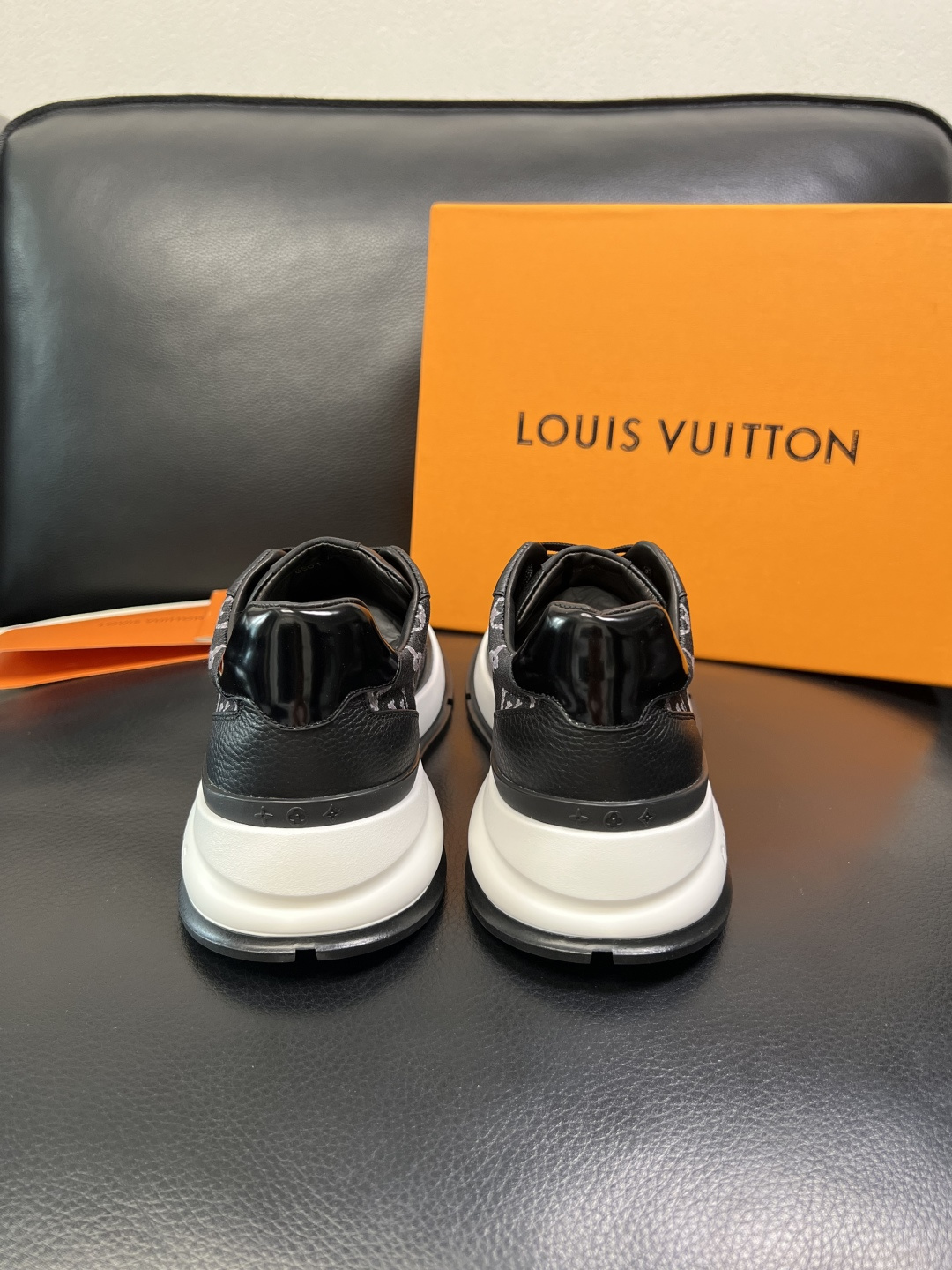 Lv 高品质 顶级工艺品 路易威登，运动板鞋专柜同步，鞋面意大利进口，高品质拼接缤纷色彩复杂工艺品，进口