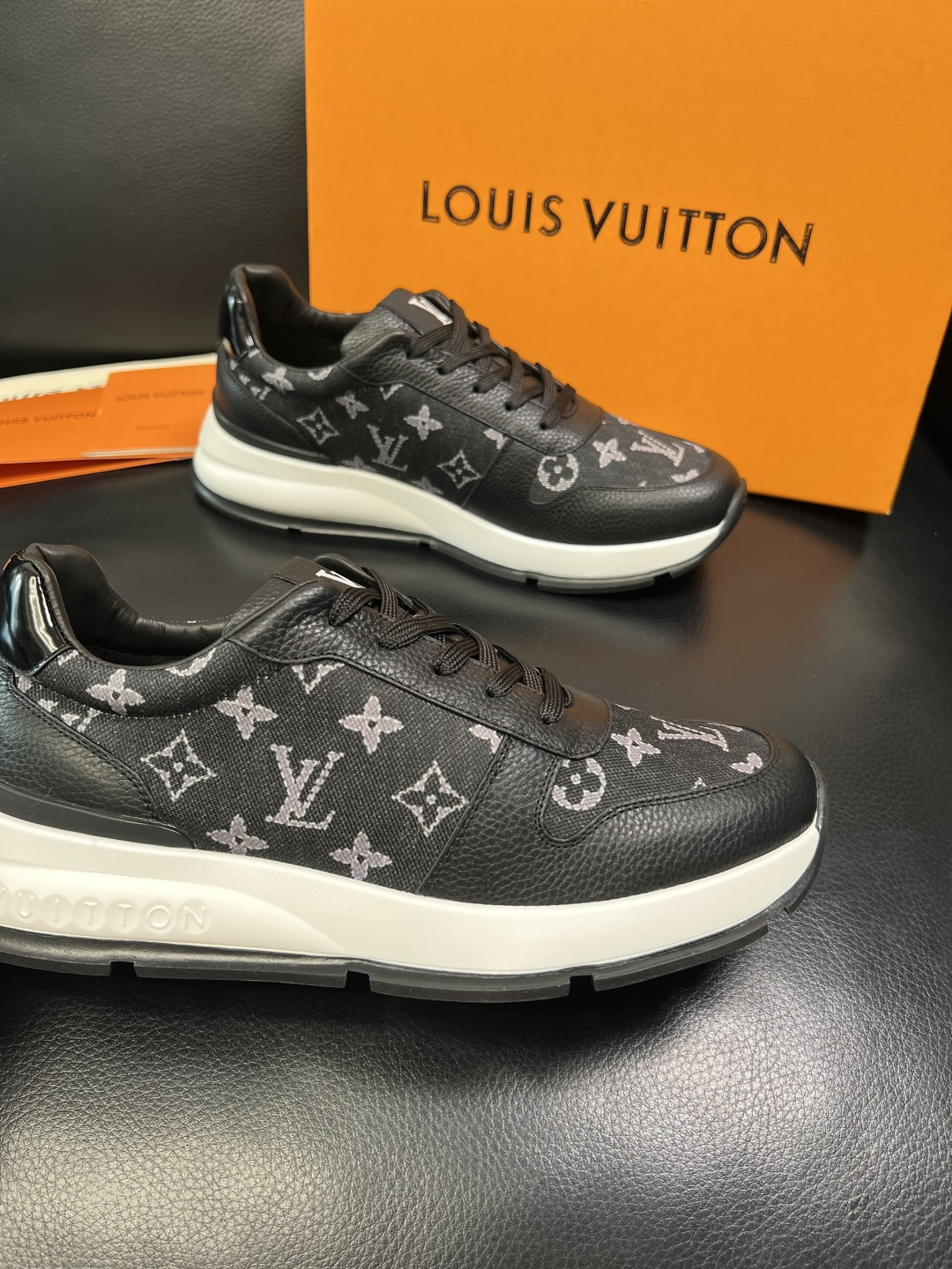 Lv 高品质 顶级工艺品 路易威登，运动板鞋专柜同步，鞋面意大利进口，高品质拼接缤纷色彩复杂工艺品，进口