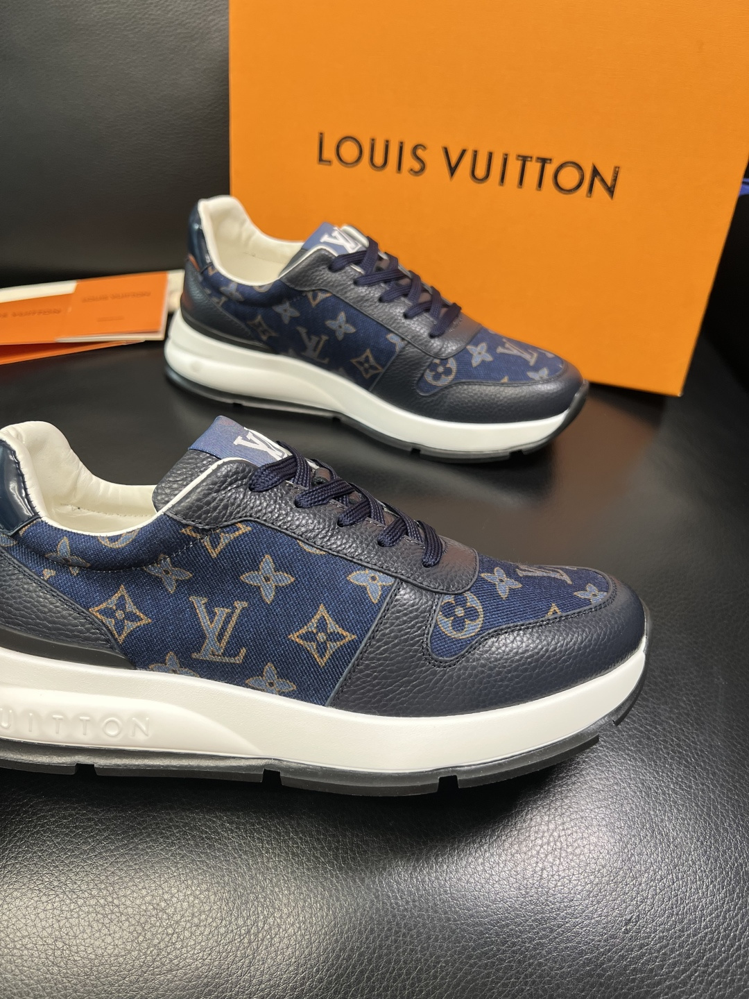 Lv 高品质 顶级工艺品 路易威登，运动板鞋专柜同步，鞋面意大利进口，高品质拼接缤纷色彩复杂工艺品，进口