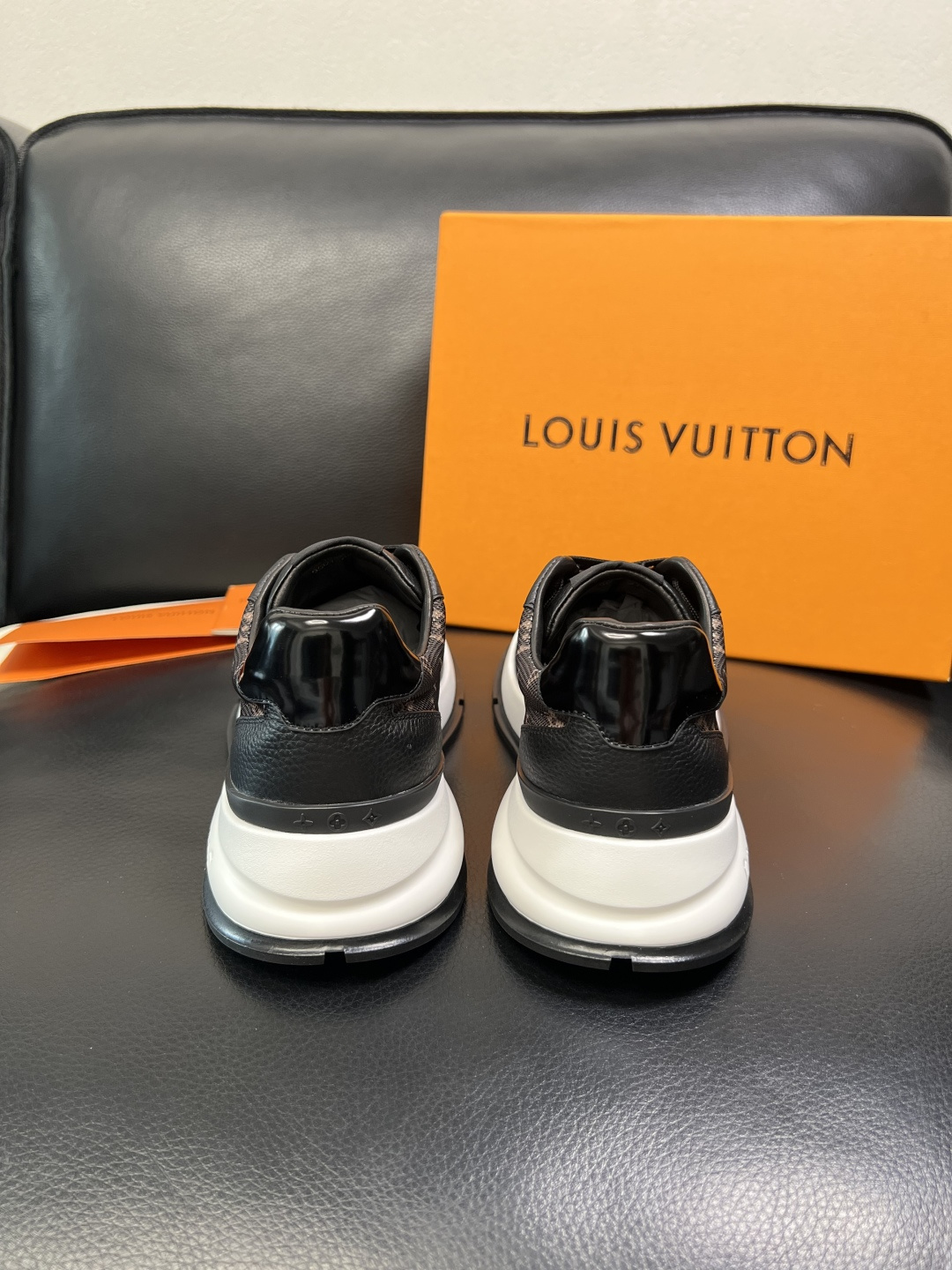 Lv 高品质 顶级工艺品 路易威登，运动板鞋专柜同步，鞋面意大利进口，高品质拼接缤纷色彩复杂工艺品，进口