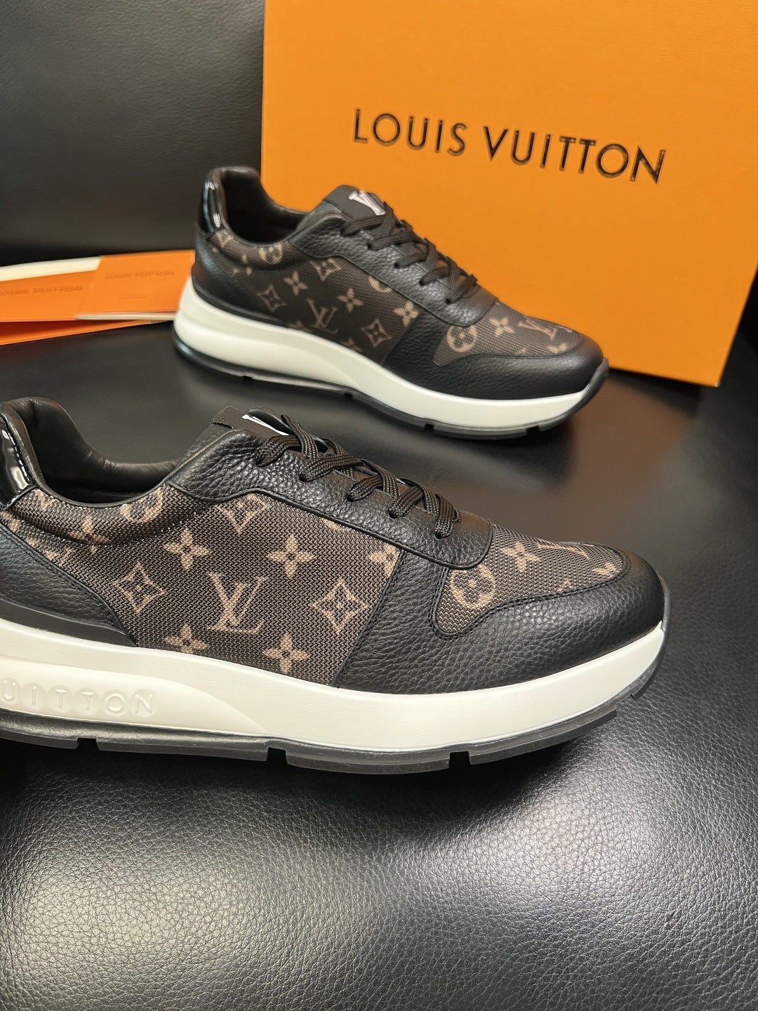 Lv 高品质 顶级工艺品 路易威登，运动板鞋专柜同步，鞋面意大利进口，高品质拼接缤纷色彩复杂工艺品，进口