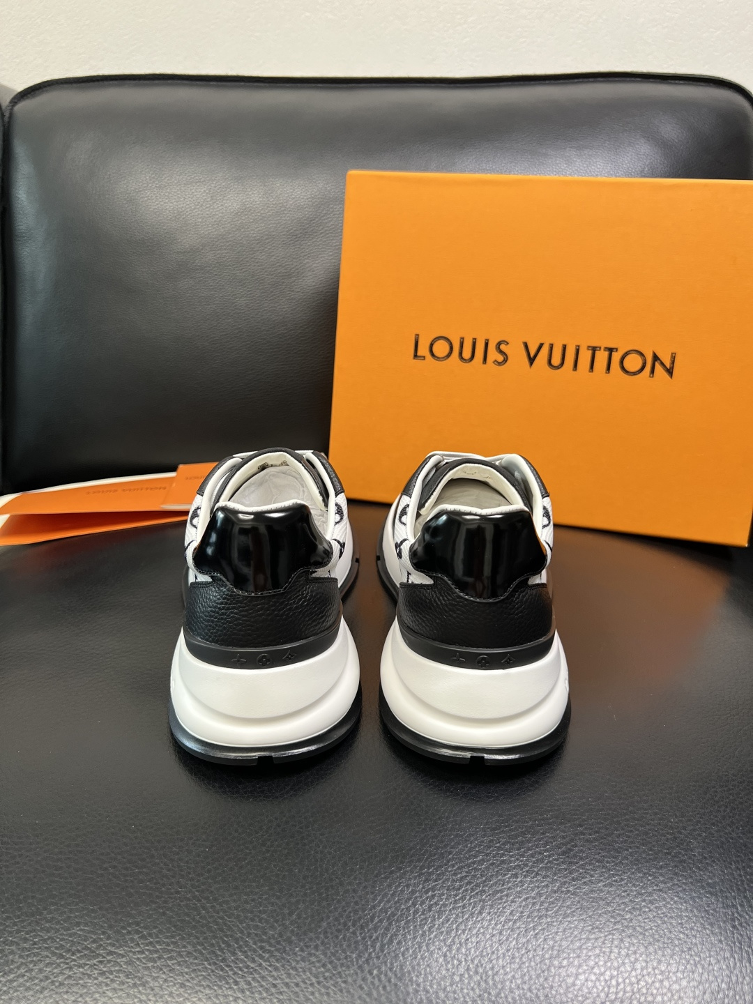 Lv 高品质 顶级工艺品 路易威登，运动板鞋专柜同步，鞋面意大利进口，高品质拼接缤纷色彩复杂工艺品，进口