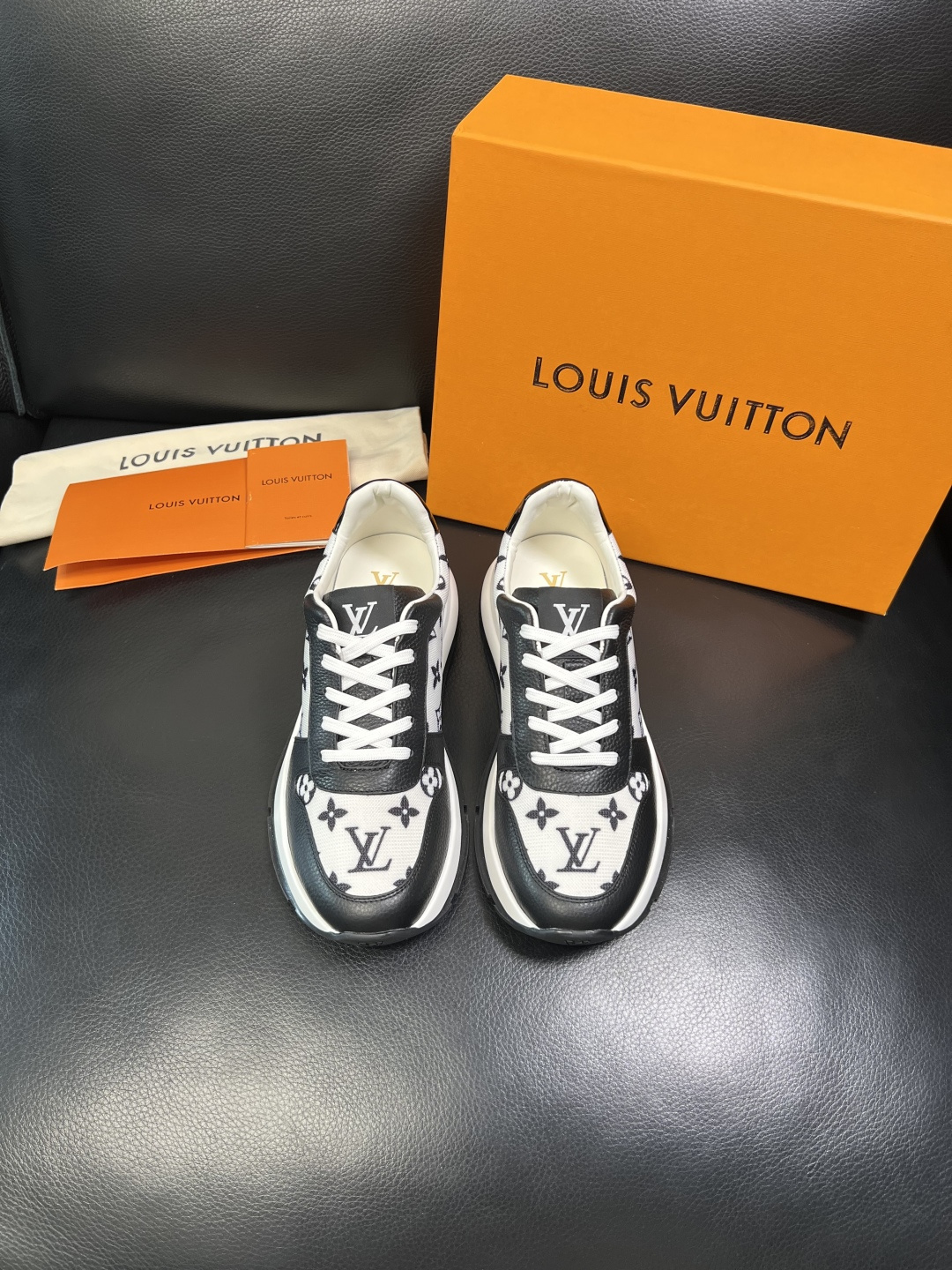 Lv 高品质 顶级工艺品 路易威登，运动板鞋专柜同步，鞋面意大利进口，高品质拼接缤纷色彩复杂工艺品，进口