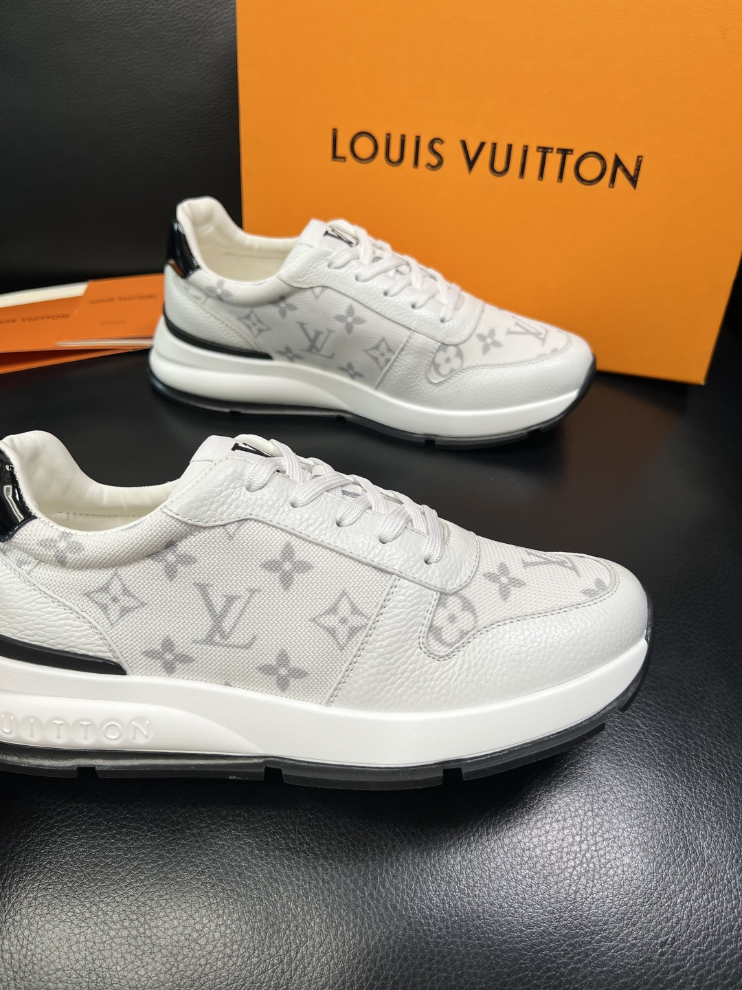 Lv 高品质 顶级工艺品 路易威登，运动板鞋专柜同步，鞋面意大利进口，高品质拼接缤纷色彩复杂工艺品，进口