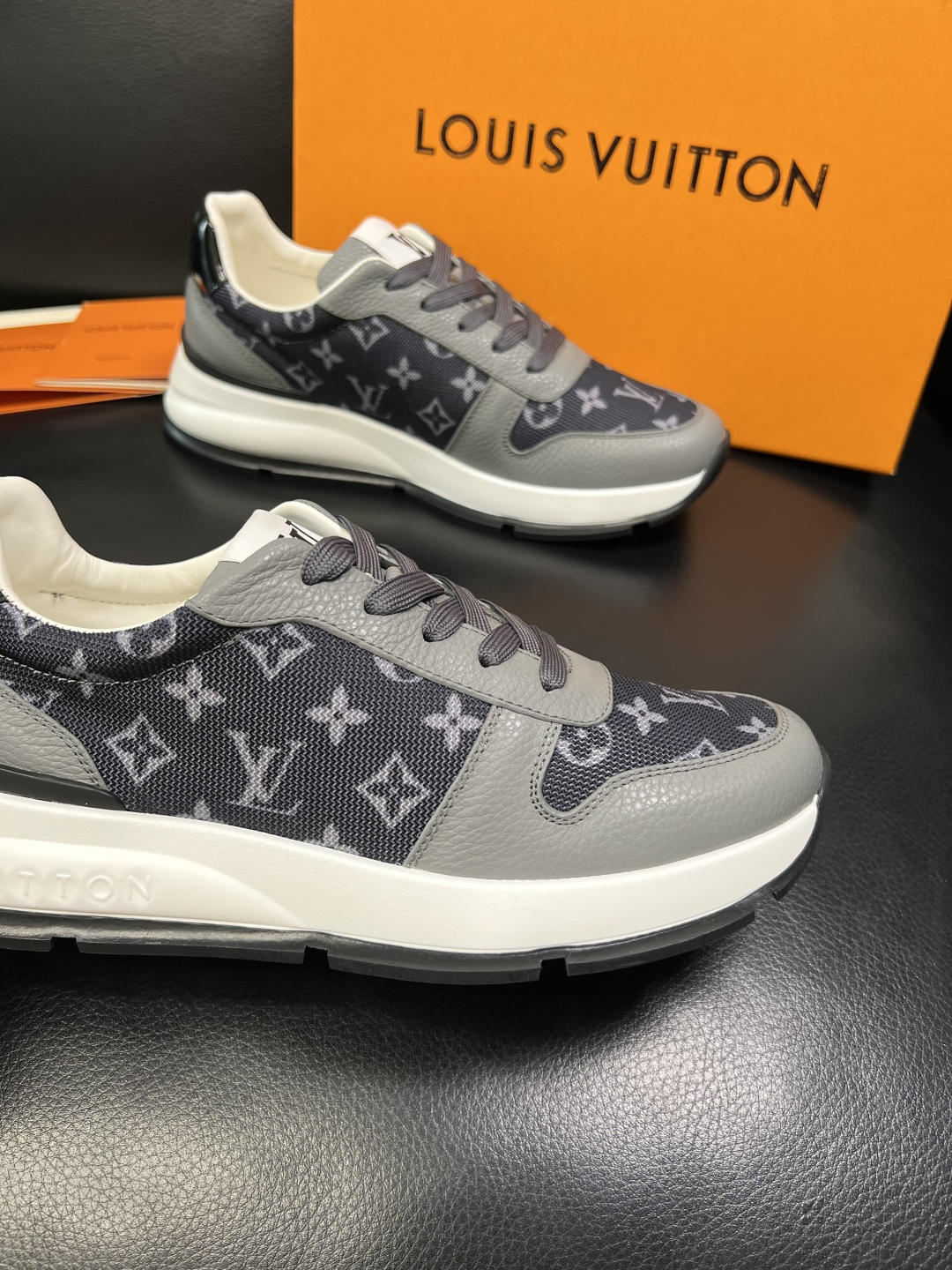 Lv 高品质 顶级工艺品 路易威登，运动板鞋专柜同步，鞋面意大利进口，高品质拼接缤纷色彩复杂工艺品，进口