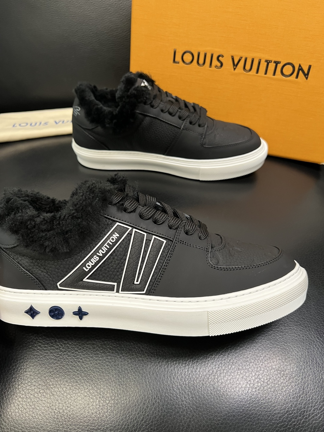 Lv 高品质 顶级工艺品 路易威登，运动板鞋专柜同步，鞋面意大利进口，高品质拼接缤纷色彩复杂工艺品，进口