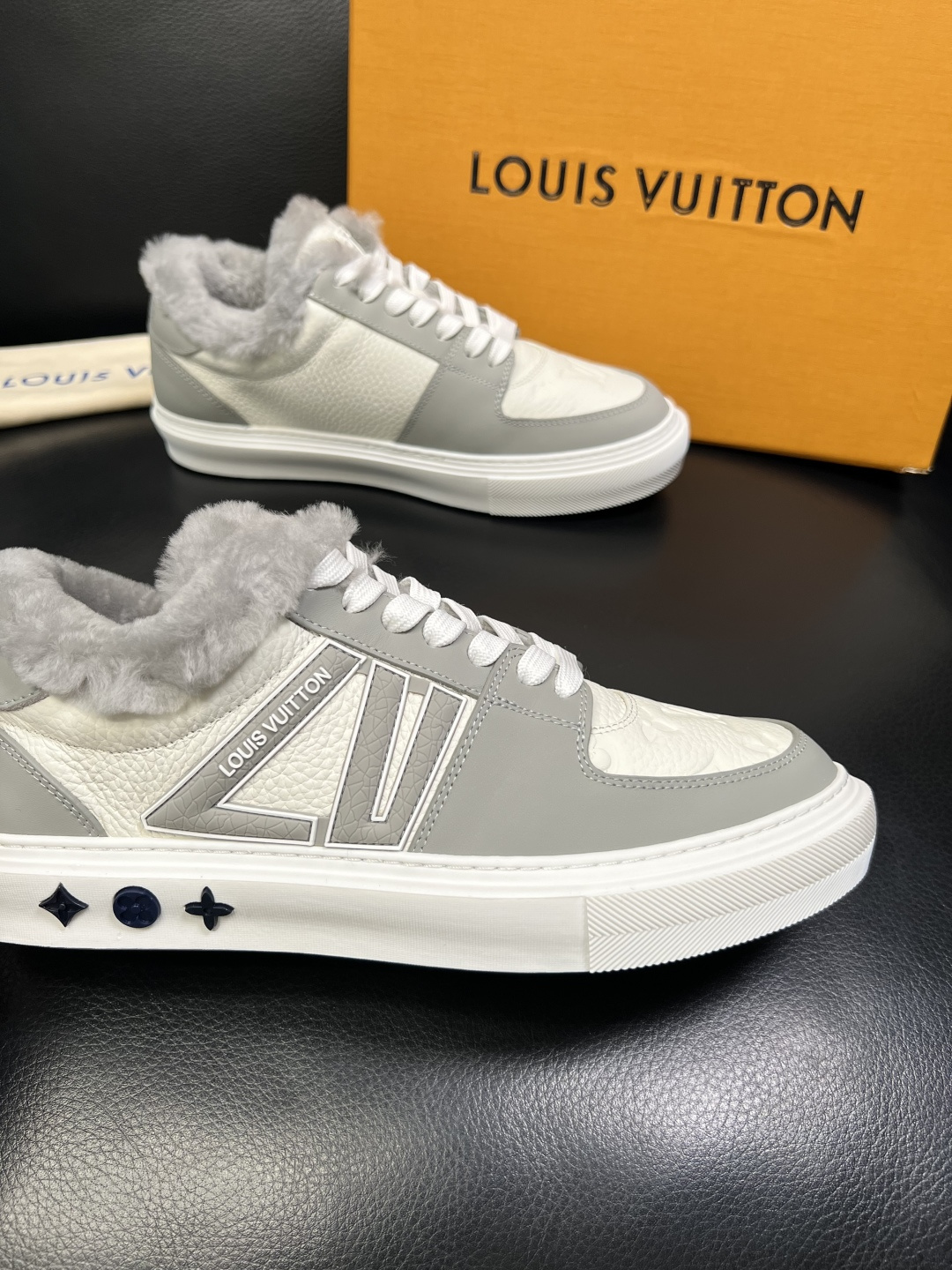 Lv 高品质 顶级工艺品 路易威登，运动板鞋专柜同步，鞋面意大利进口，高品质拼接缤纷色彩复杂工艺品，进口