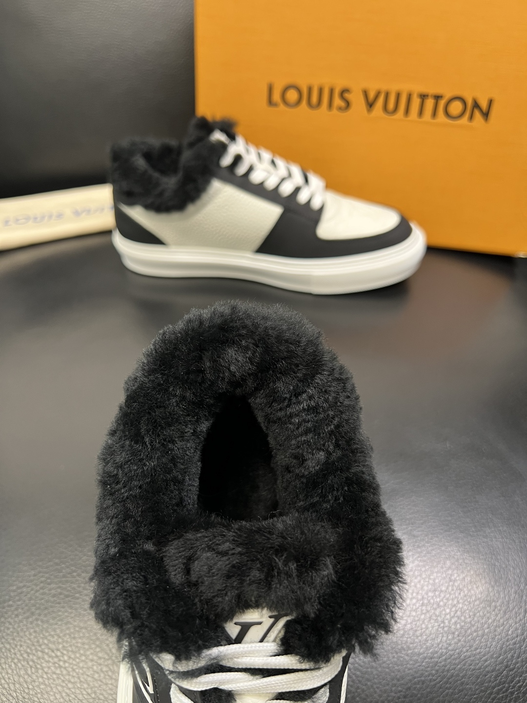 Lv 高品质 顶级工艺品 路易威登，运动板鞋专柜同步，鞋面意大利进口，高品质拼接缤纷色彩复杂工艺品，进口