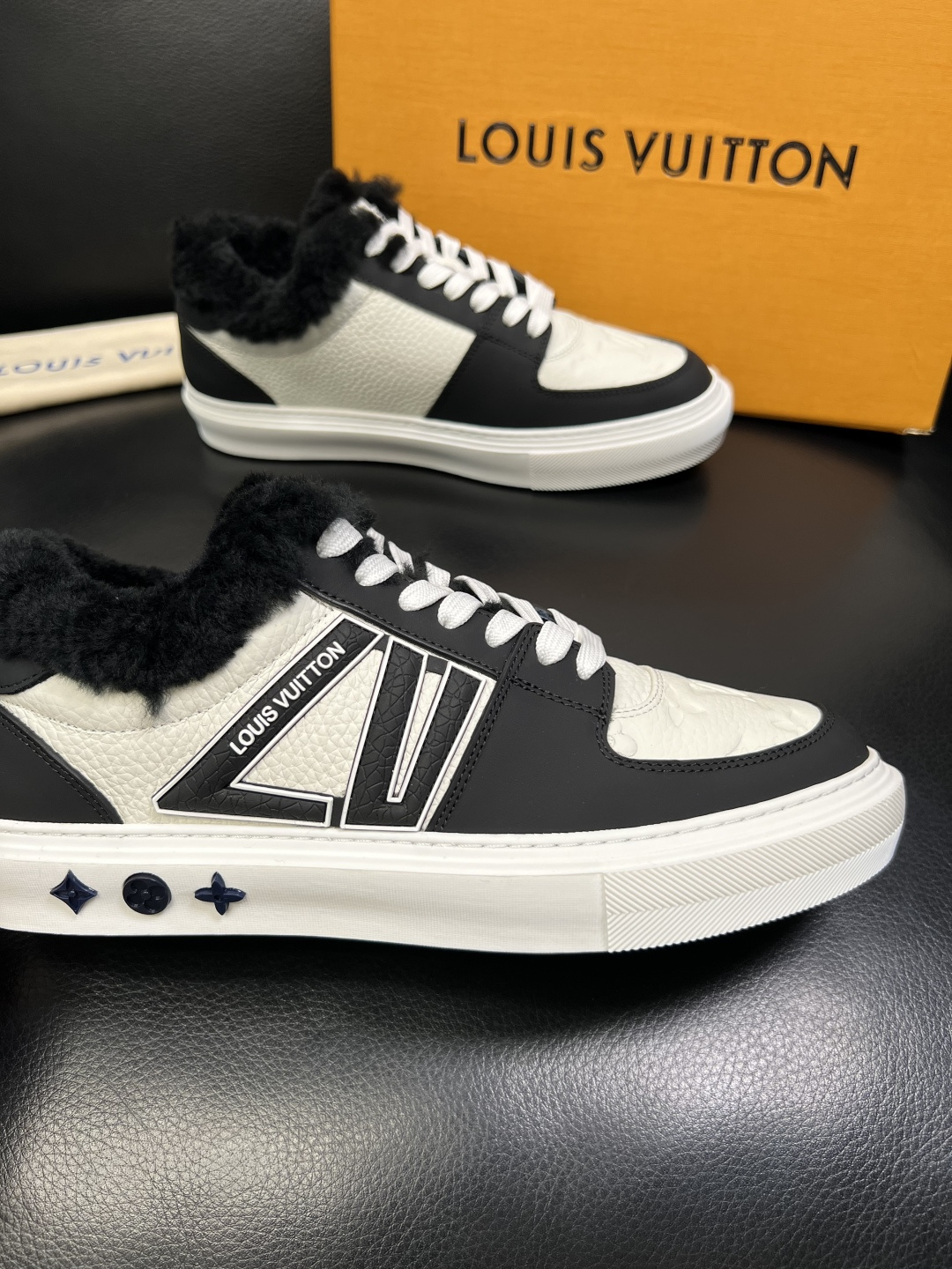 Lv 高品质 顶级工艺品 路易威登，运动板鞋专柜同步，鞋面意大利进口，高品质拼接缤纷色彩复杂工艺品，进口