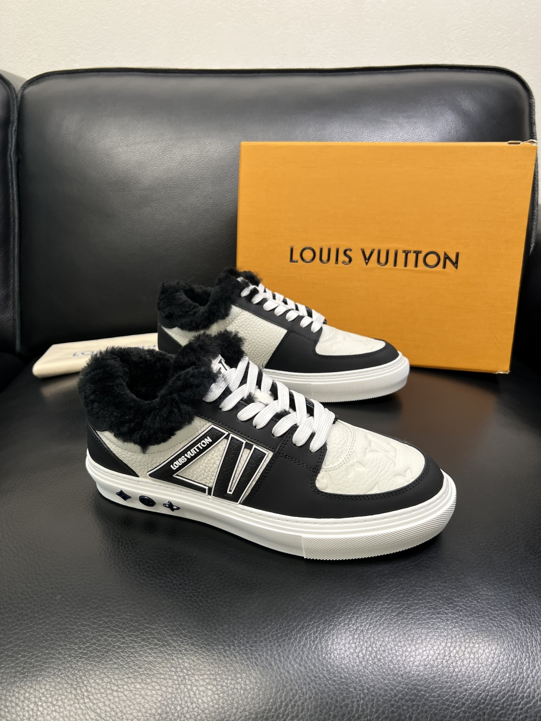 NO:588841,Lv high-quality top crafts Louis Vuitton, sports sneakers counter synchronization, uppers imported from Italy, high-quality splicing colorful complex crafts, imported lambswool lining soft and comfortable, original soles specially provided by the original factory, TPU exclusive movable molded soles super comfortable, original factory and single goods, high quality, welcome to compare, code number 39-44 (customized 38 45), louis vuitton, louis vuitton19860909Lv 高品质 顶级工艺品 路易威登,运动板鞋专柜同步,鞋面意大利进口,高品质拼接缤纷色彩复杂工艺品,进口羔羊毛里垫柔软舒适,鞋底原厂特供原版底,TPU独家活动成型底超级舒适,原厂跟单货,高品质,欢迎对比,码数 39-44（订做38 45）,,louis vuitton,louis vuitton,Men's shoes