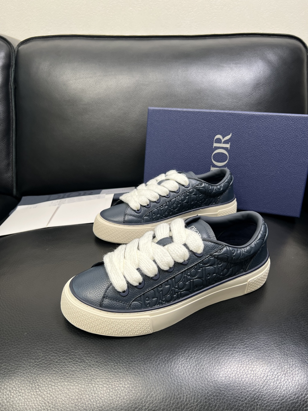 Dior 顶级工艺品 迪奥 专柜同步 原厂配置，意大利进口原版牛皮面料，透气舒适进口水染牛里垫，鞋底：原