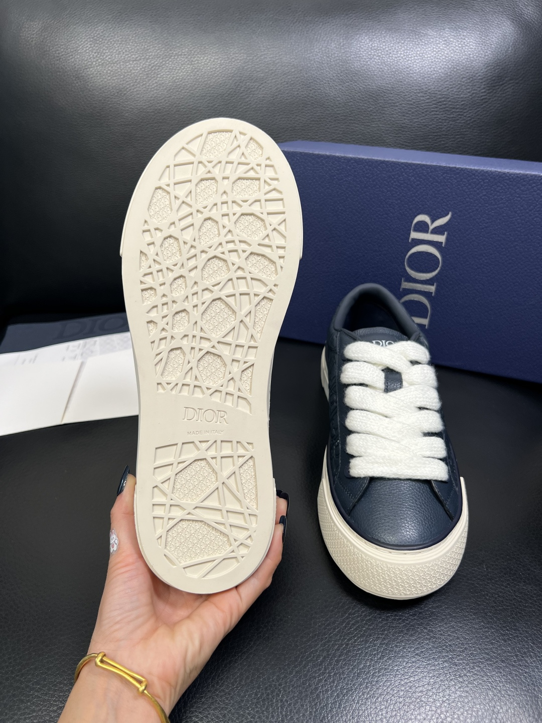 Dior 顶级工艺品 迪奥 专柜同步 原厂配置，意大利进口原版牛皮面料，透气舒适进口水染牛里垫，鞋底：原