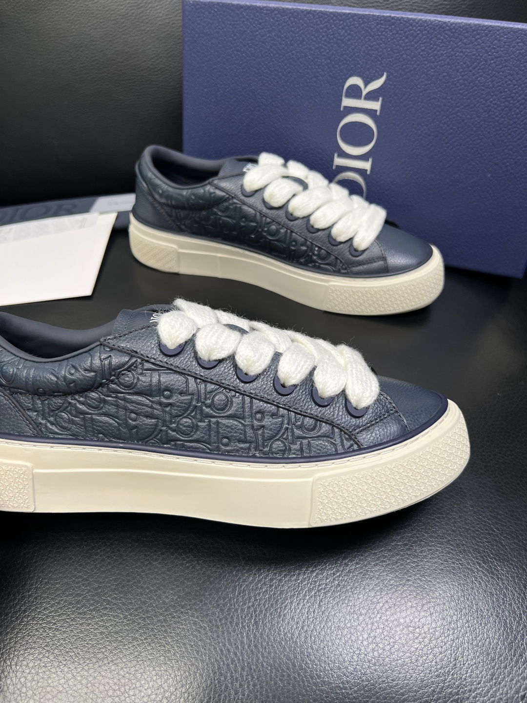 Dior 顶级工艺品 迪奥 专柜同步 原厂配置，意大利进口原版牛皮面料，透气舒适进口水染牛里垫，鞋底：原