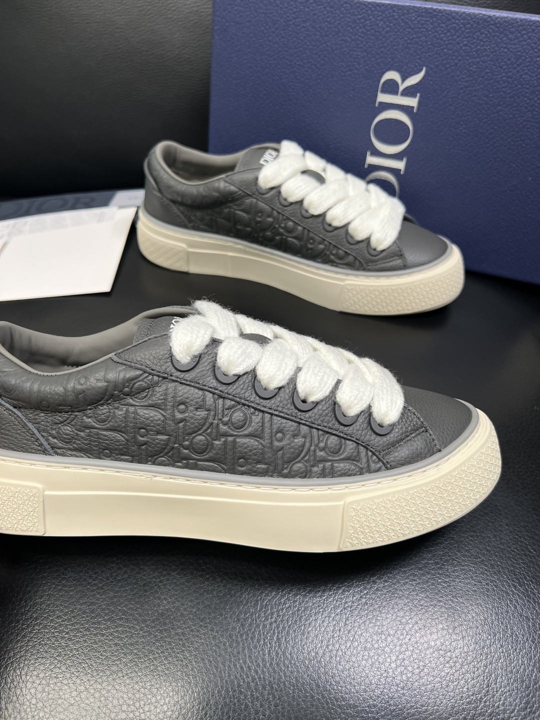 Dior 顶级工艺品 迪奥 专柜同步 原厂配置，意大利进口原版牛皮面料，透气舒适进口水染牛里垫，鞋底：原