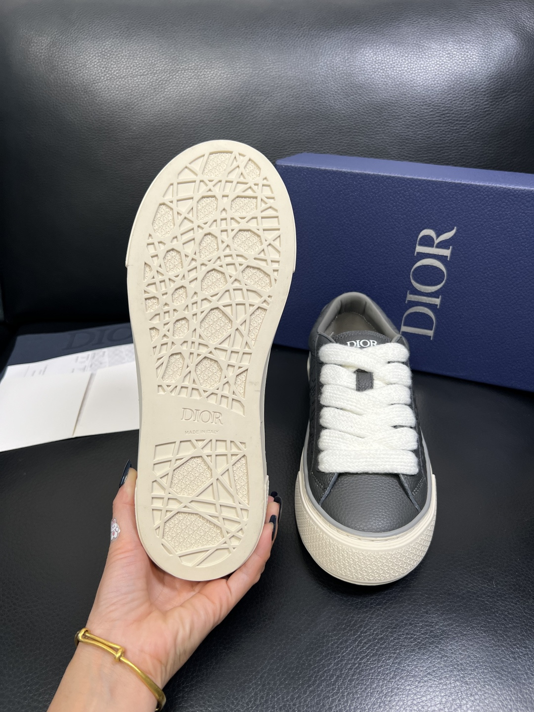 Dior 顶级工艺品 迪奥 专柜同步 原厂配置，意大利进口原版牛皮面料，透气舒适进口水染牛里垫，鞋底：原