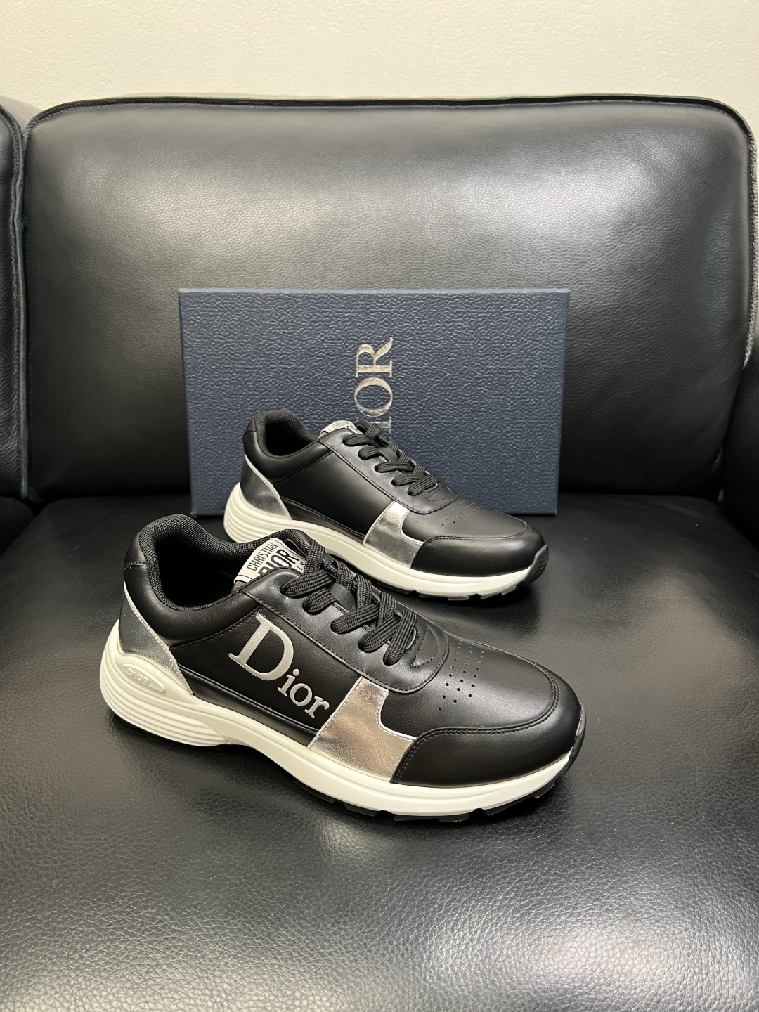 Dior 顶级工艺品 迪奥 专柜同步 原厂配置，意大利进口原版牛皮面料，透气舒适进口水染牛里垫，鞋底：原