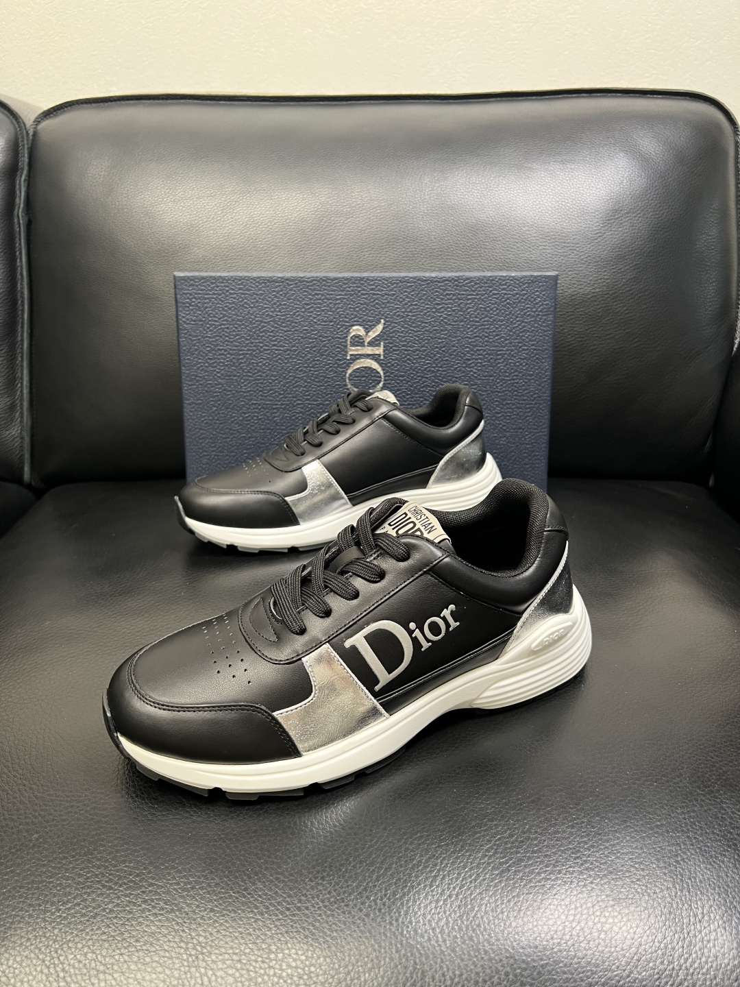 Dior 顶级工艺品 迪奥 专柜同步 原厂配置，意大利进口原版牛皮面料，透气舒适进口水染牛里垫，鞋底：原