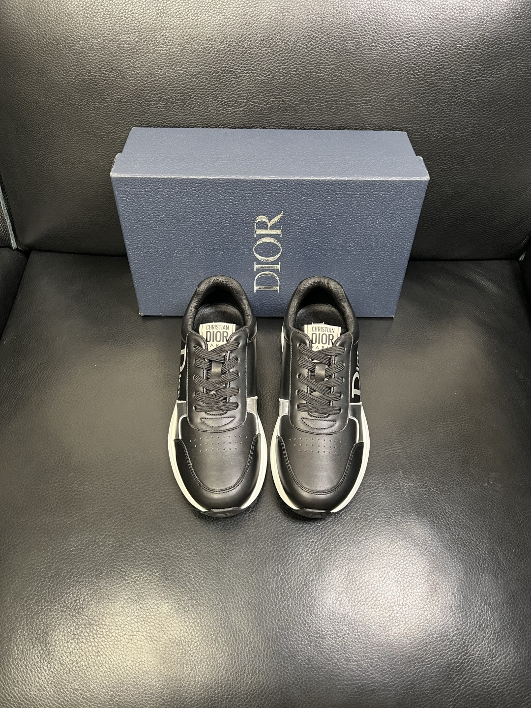 Dior 顶级工艺品 迪奥 专柜同步 原厂配置，意大利进口原版牛皮面料，透气舒适进口水染牛里垫，鞋底：原