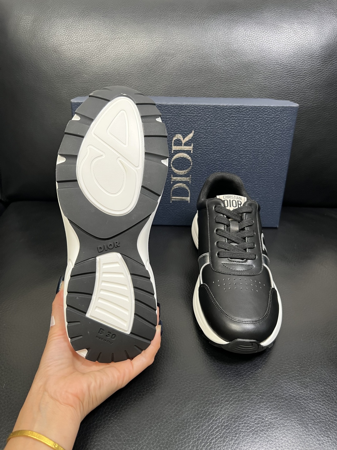 Dior 顶级工艺品 迪奥 专柜同步 原厂配置，意大利进口原版牛皮面料，透气舒适进口水染牛里垫，鞋底：原