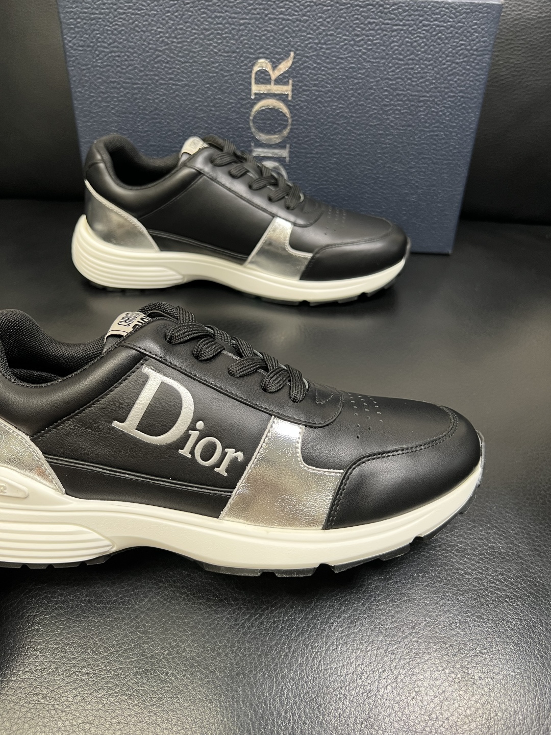 Dior 顶级工艺品 迪奥 专柜同步 原厂配置，意大利进口原版牛皮面料，透气舒适进口水染牛里垫，鞋底：原