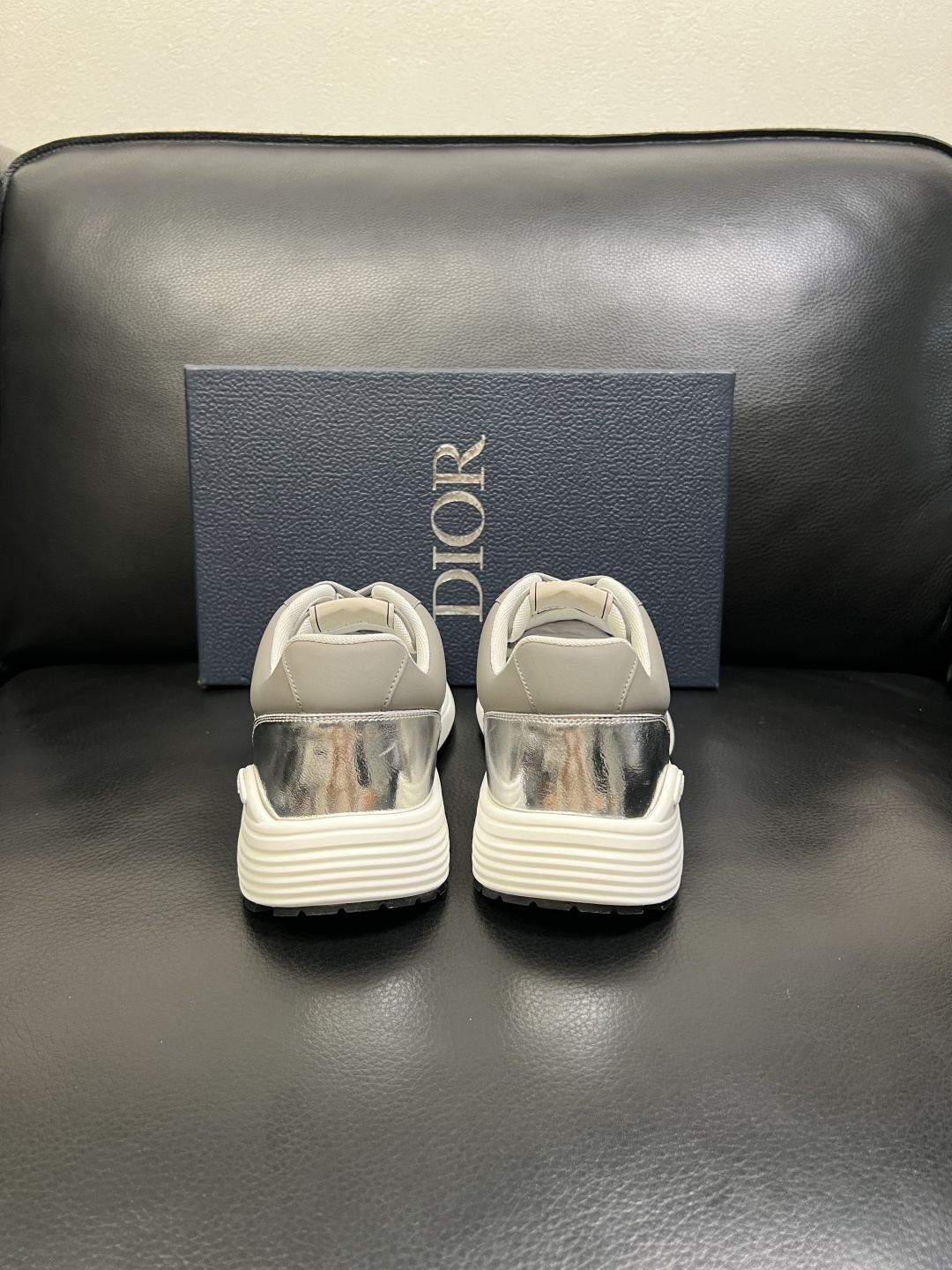 Dior 顶级工艺品 迪奥 专柜同步 原厂配置，意大利进口原版牛皮面料，透气舒适进口水染牛里垫，鞋底：原