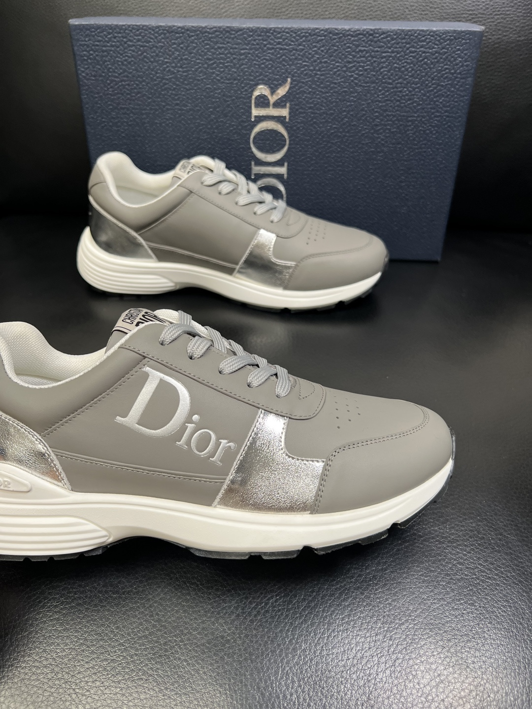 Dior 顶级工艺品 迪奥 专柜同步 原厂配置，意大利进口原版牛皮面料，透气舒适进口水染牛里垫，鞋底：原