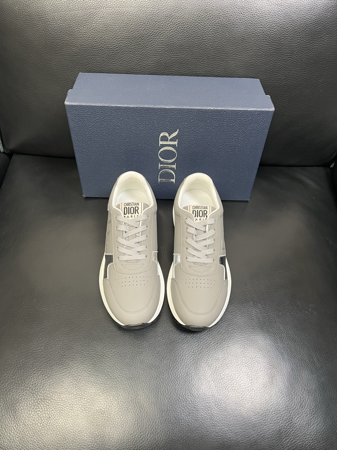 Dior 顶级工艺品 迪奥 专柜同步 原厂配置，意大利进口原版牛皮面料，透气舒适进口水染牛里垫，鞋底：原