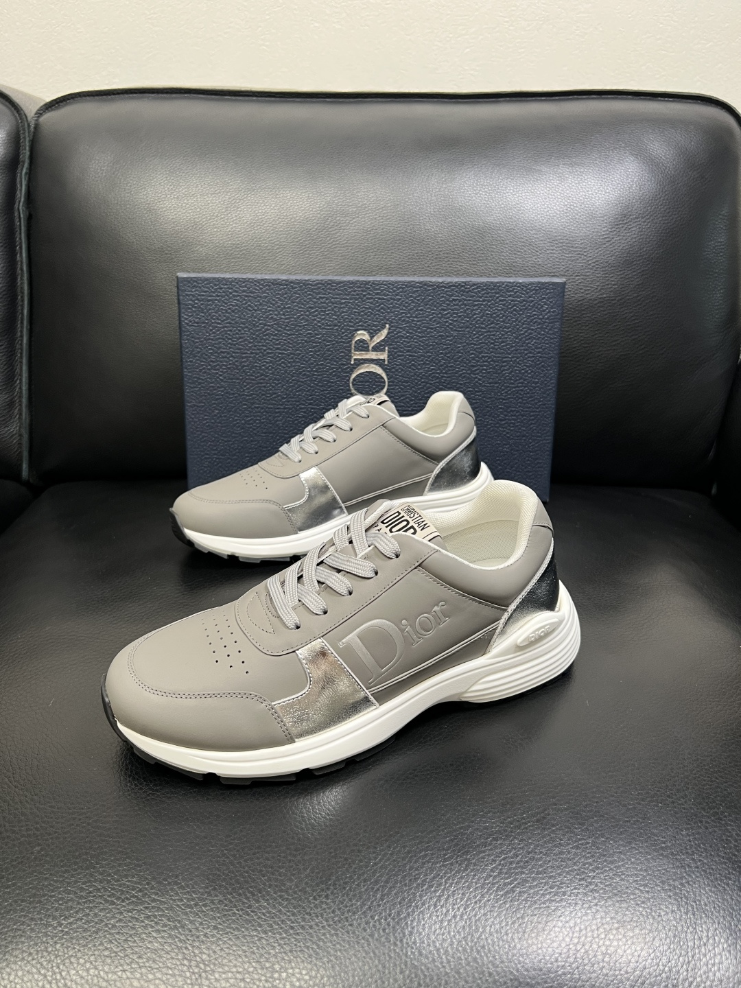 Dior 顶级工艺品 迪奥 专柜同步 原厂配置，意大利进口原版牛皮面料，透气舒适进口水染牛里垫，鞋底：原