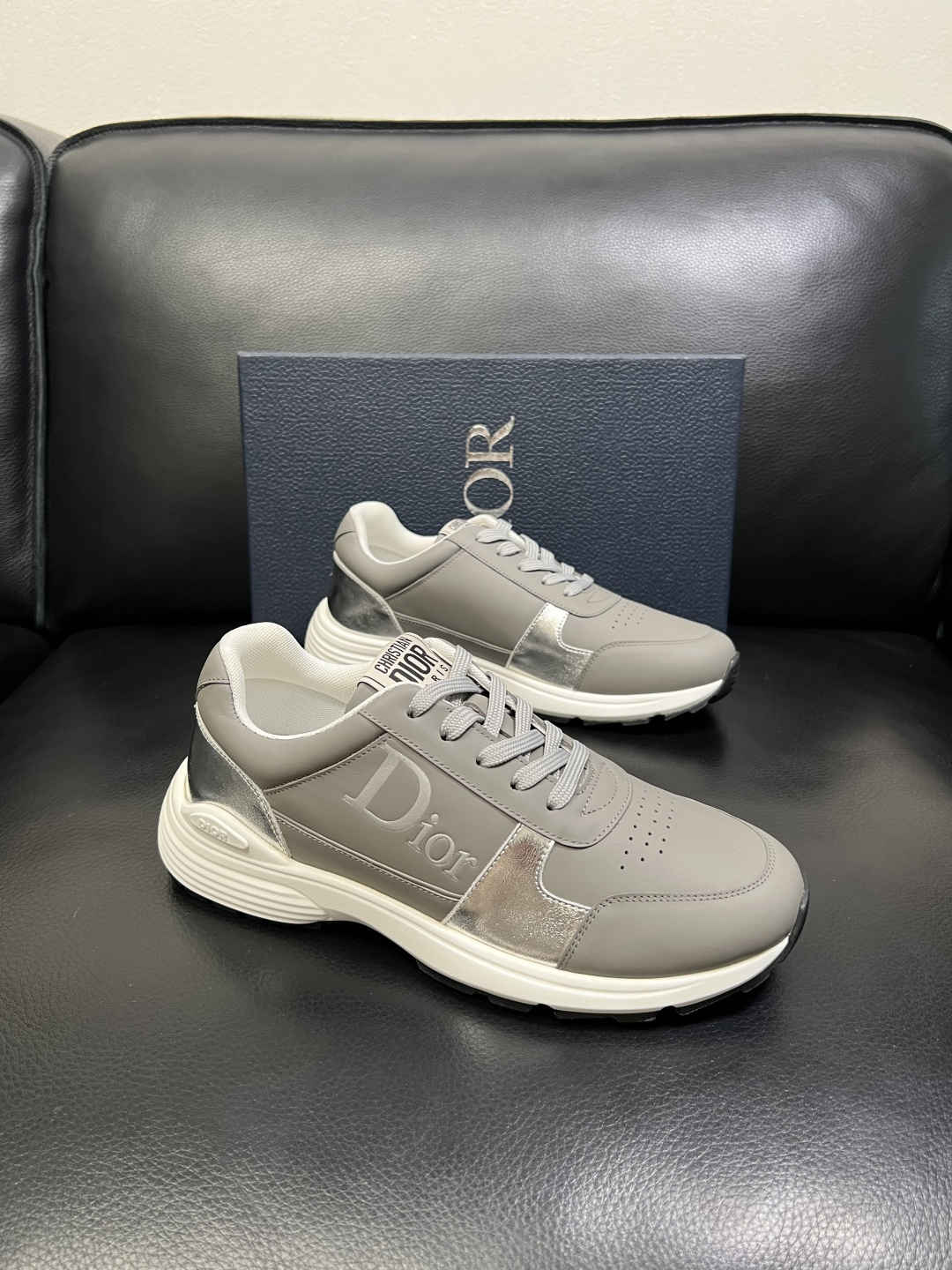 Dior 顶级工艺品 迪奥 专柜同步 原厂配置，意大利进口原版牛皮面料，透气舒适进口水染牛里垫，鞋底：原